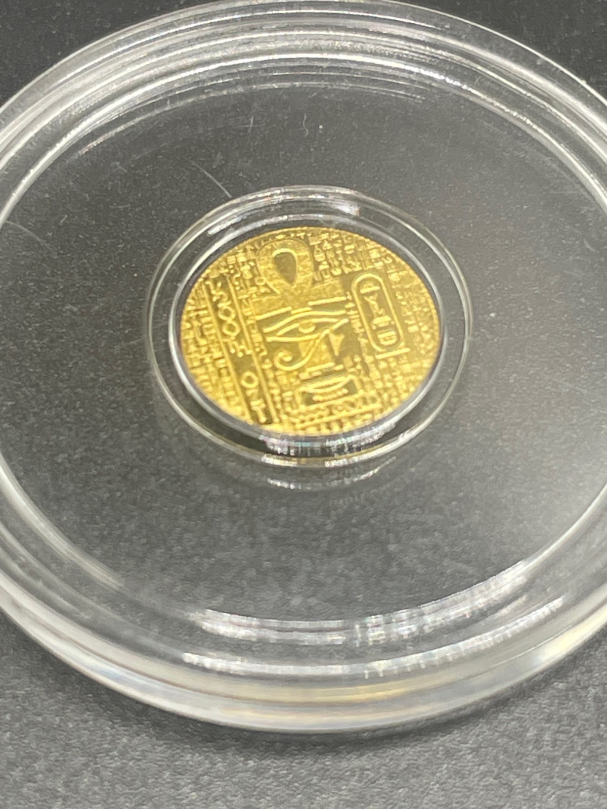 1/200th monarch Egyptian King Tut gold round in capsule