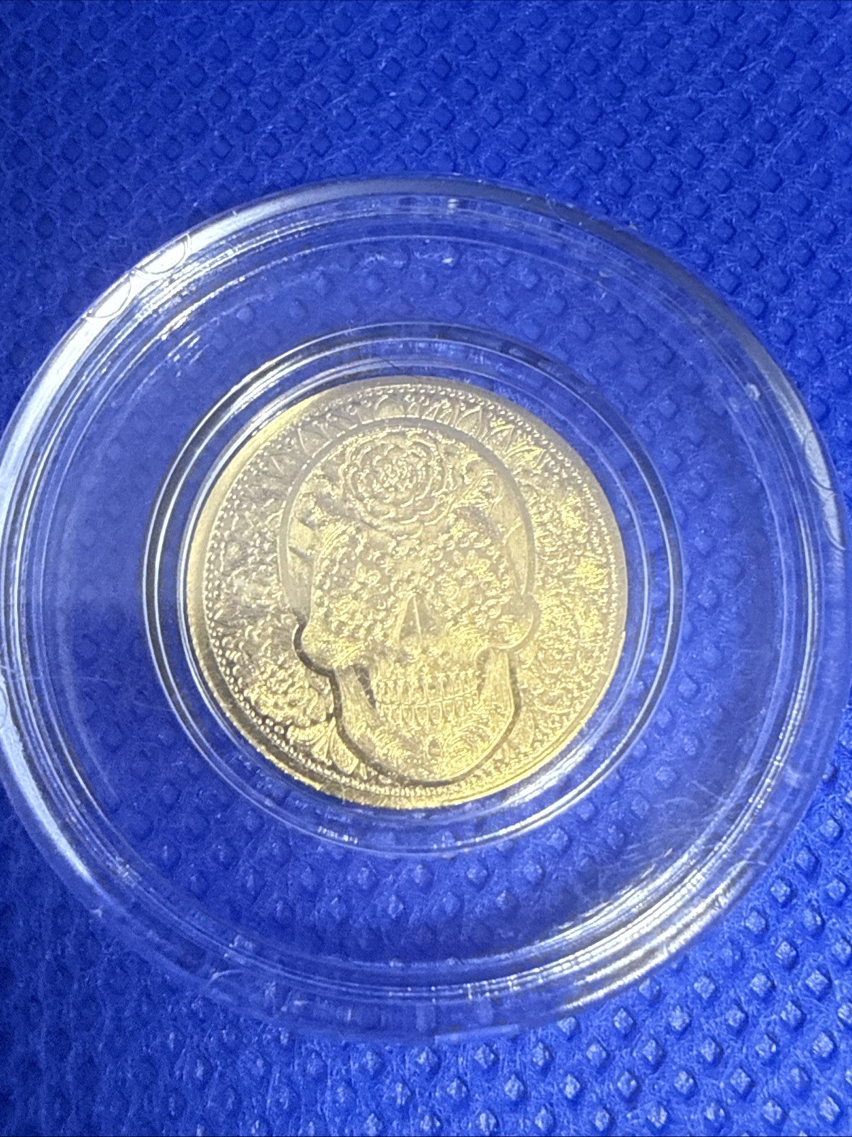 1/100 oz Gold Round Dia De Los Muertos Sugar Skull Capsule .9999 Pure Monarch