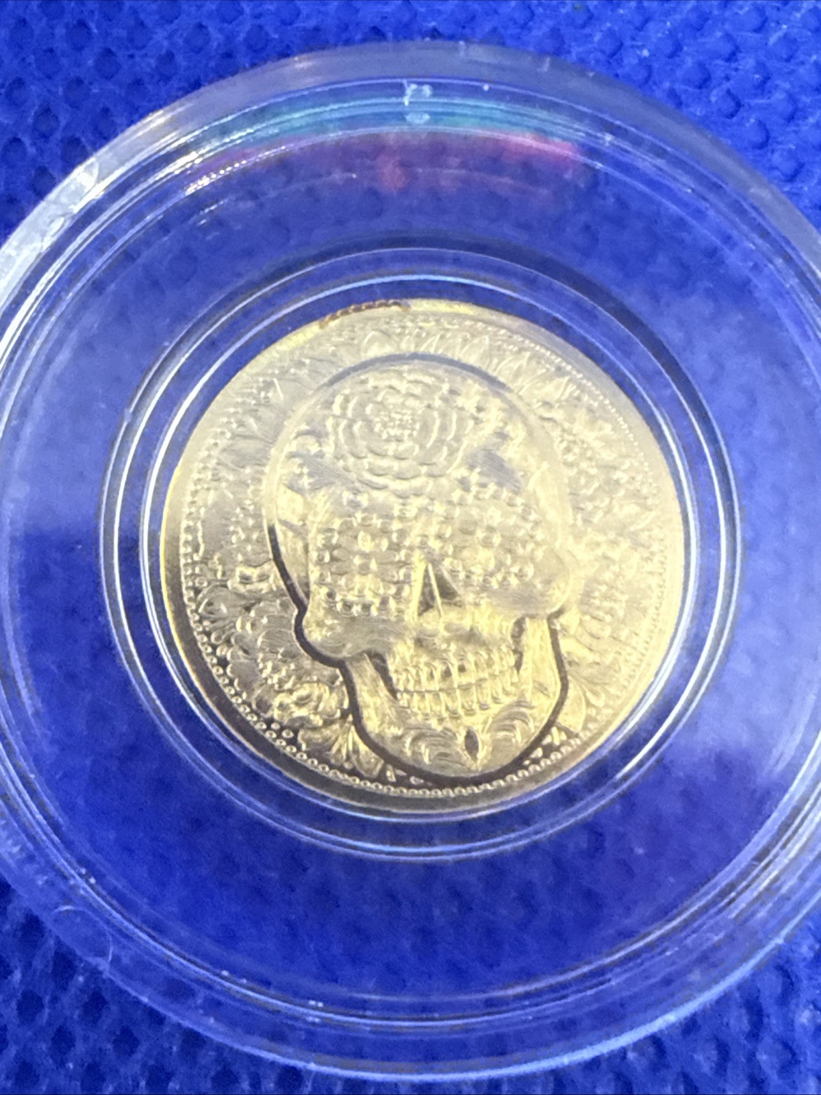 1/100 oz Gold Round Dia De Los Muertos Sugar Skull Capsule .9999 Pure Monarch