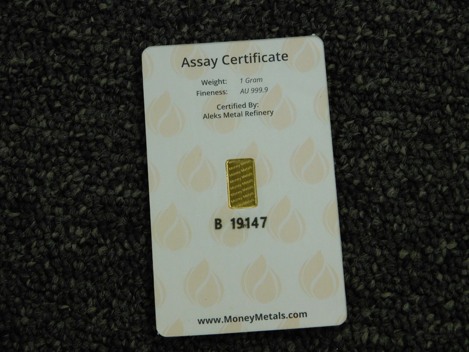 MONEY METALS 1 GRAM 999.9 GOLD BAR, HERMETICALLY SEALED ON SERIALIZED CARD!