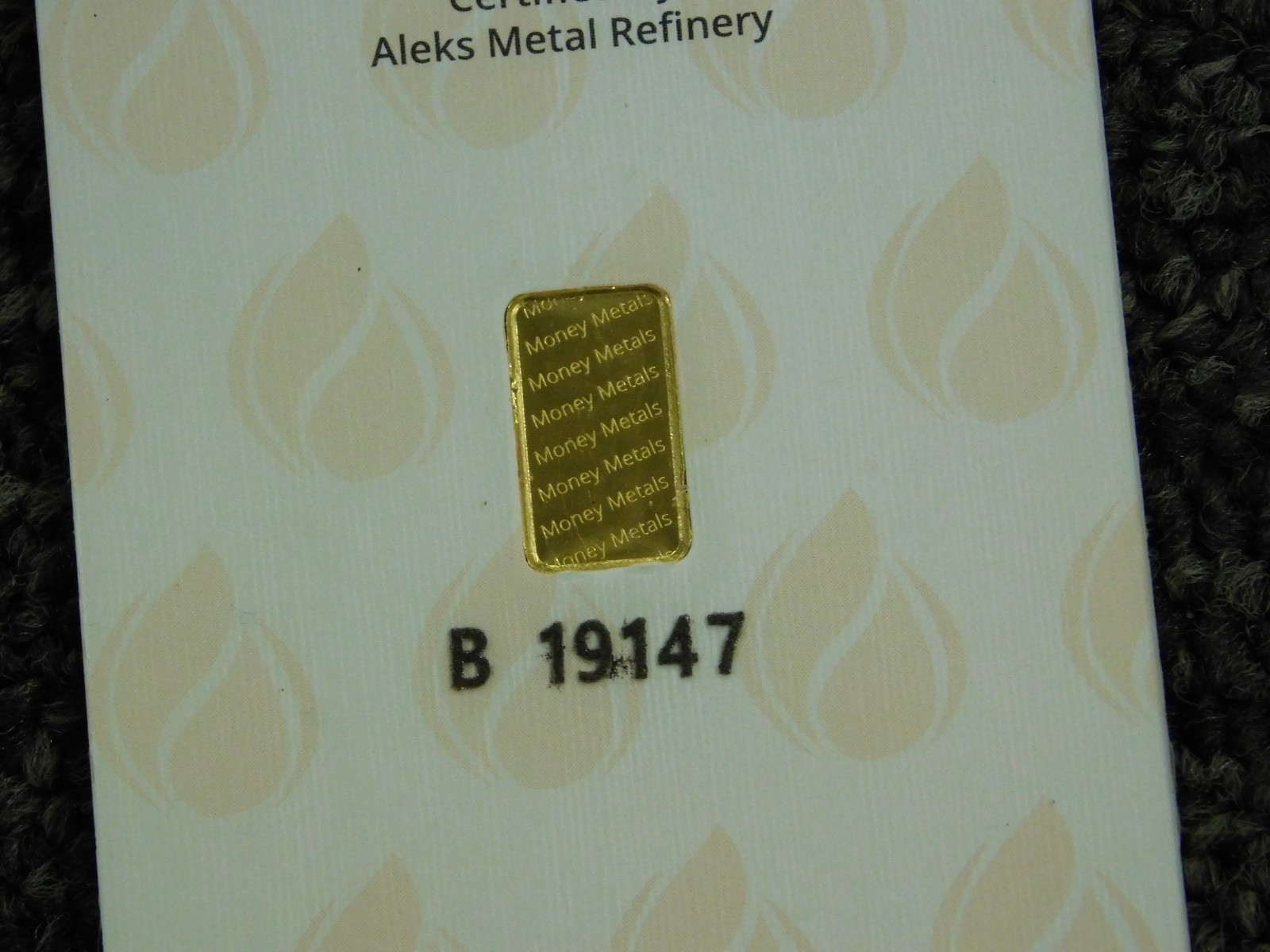MONEY METALS 1 GRAM 999.9 GOLD BAR, HERMETICALLY SEALED ON SERIALIZED CARD!