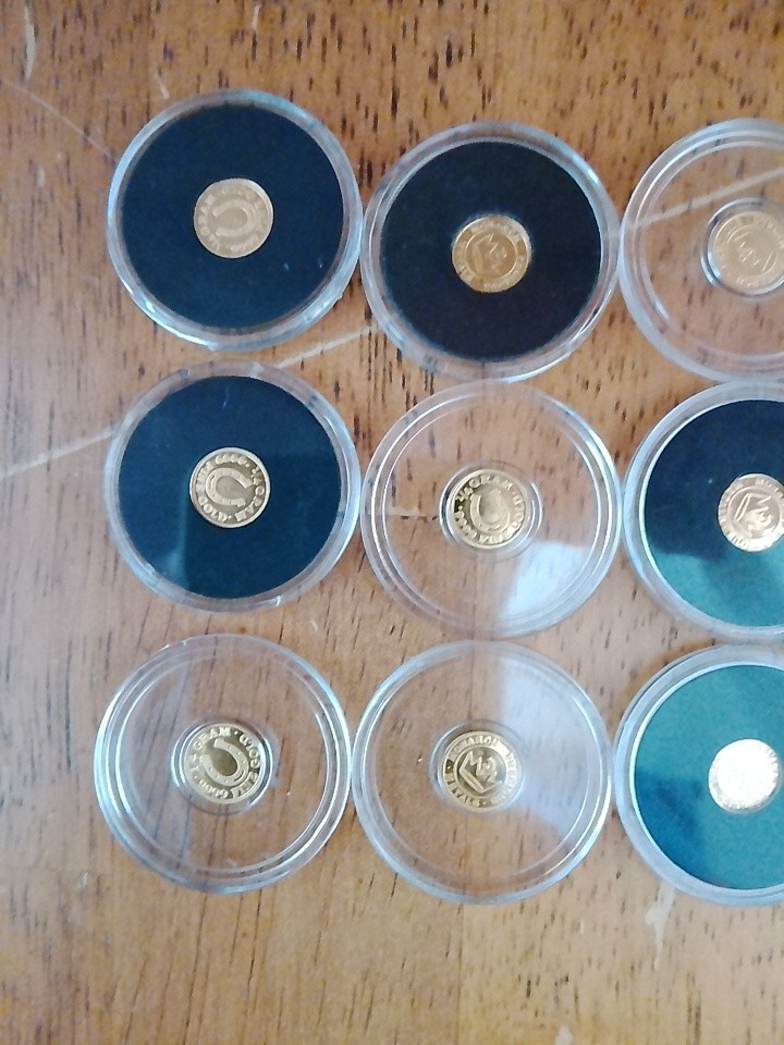 lot of 12. 1/4 GRAM .9999 FINE GOLD ROUNDS IN CAPSULES