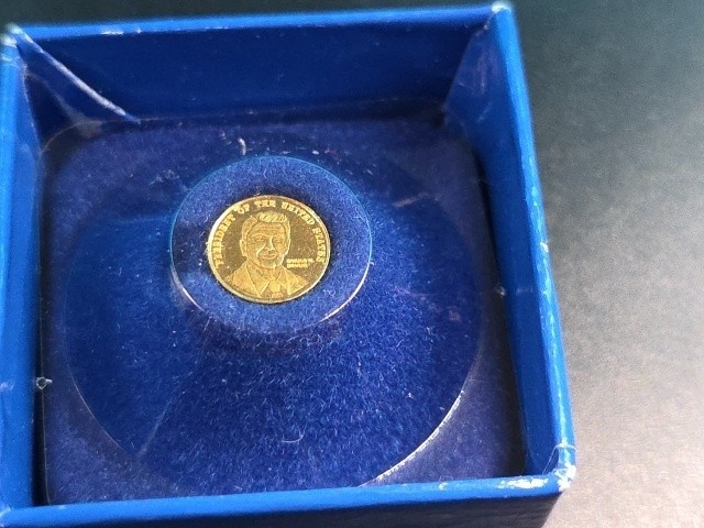 24K Yellow Gold Pure Ronald Reagan 0.01 troy oz (0.3g) Round Inaugural Coin