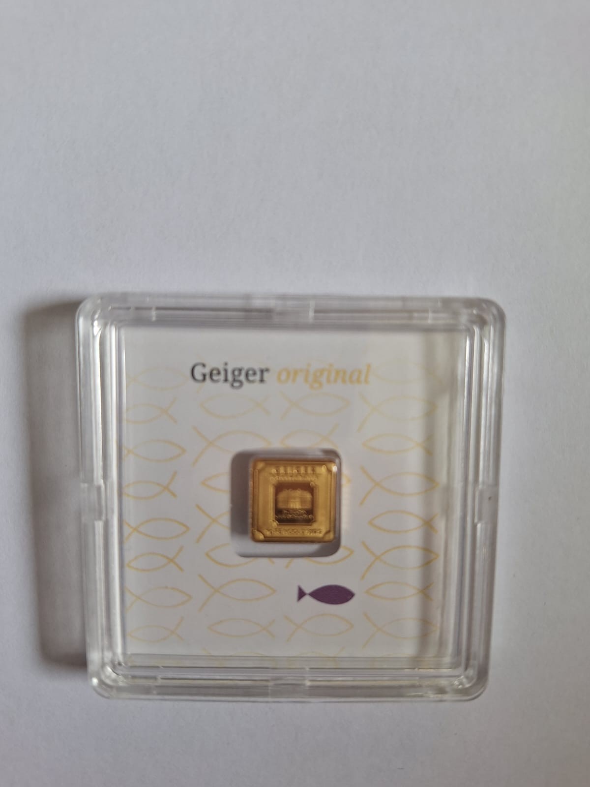 Geiger Edelmetalle 1g Gold Bar Purple Fish – Square Design in Assay
