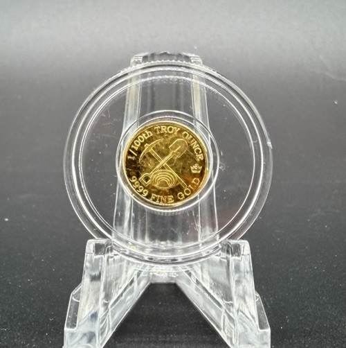 A 1/100 OZ MONARCH .9999 FINE GOLD PROSPECTOR ROUND IN CAPSULE BU