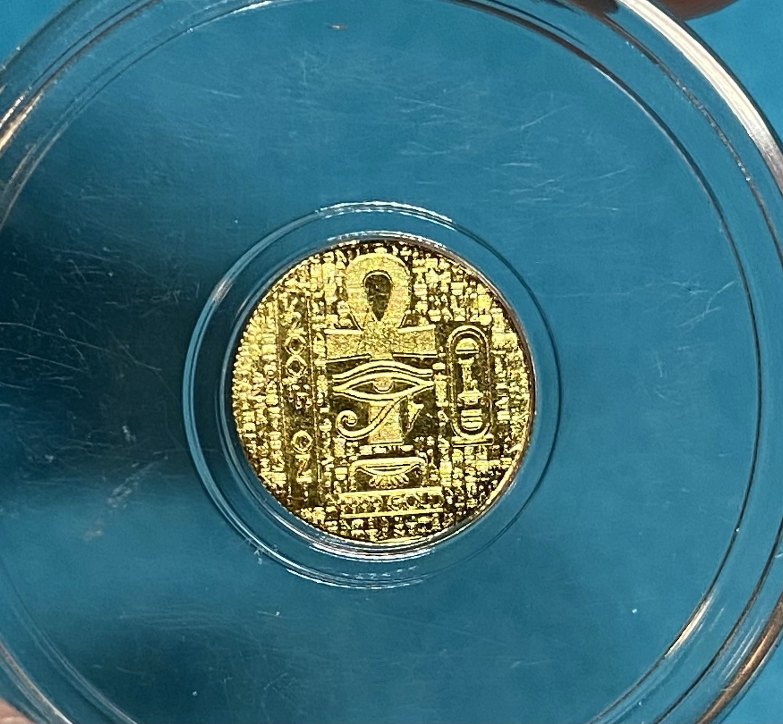 1/200 OZ MONARCH EGYPTIAN SCARAB .9999 FINE GOLD IN SEALED CAPSULE BU w/ STAND