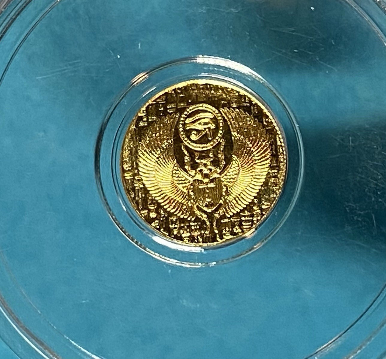 1/200 OZ MONARCH EGYPTIAN SCARAB .9999 FINE GOLD IN SEALED CAPSULE BU w/ STAND