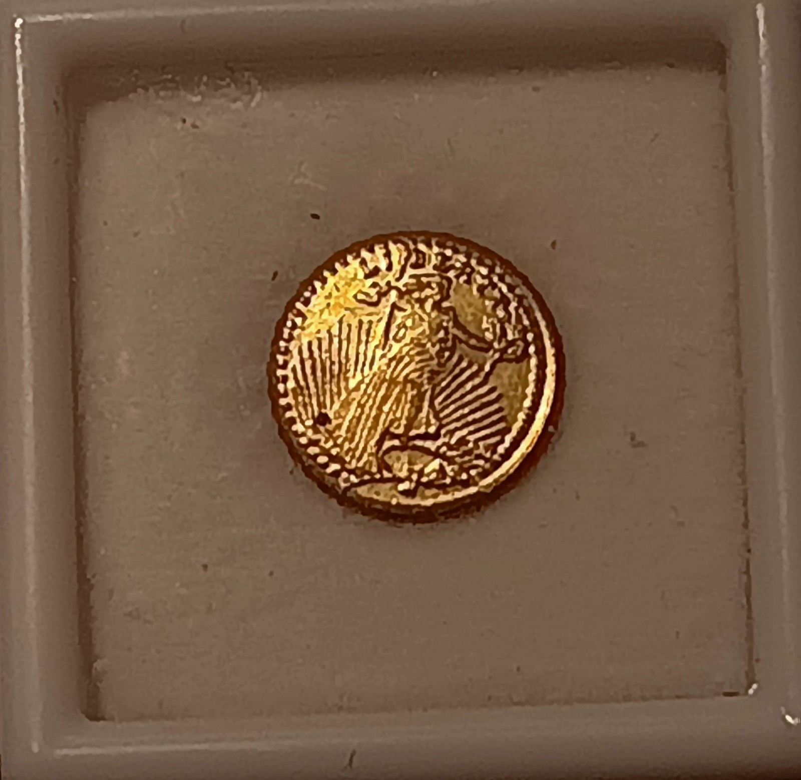 Beauty 0.5 Gram Gold Liberty- Eagle USA Pure .999 Round In Mini Display Case