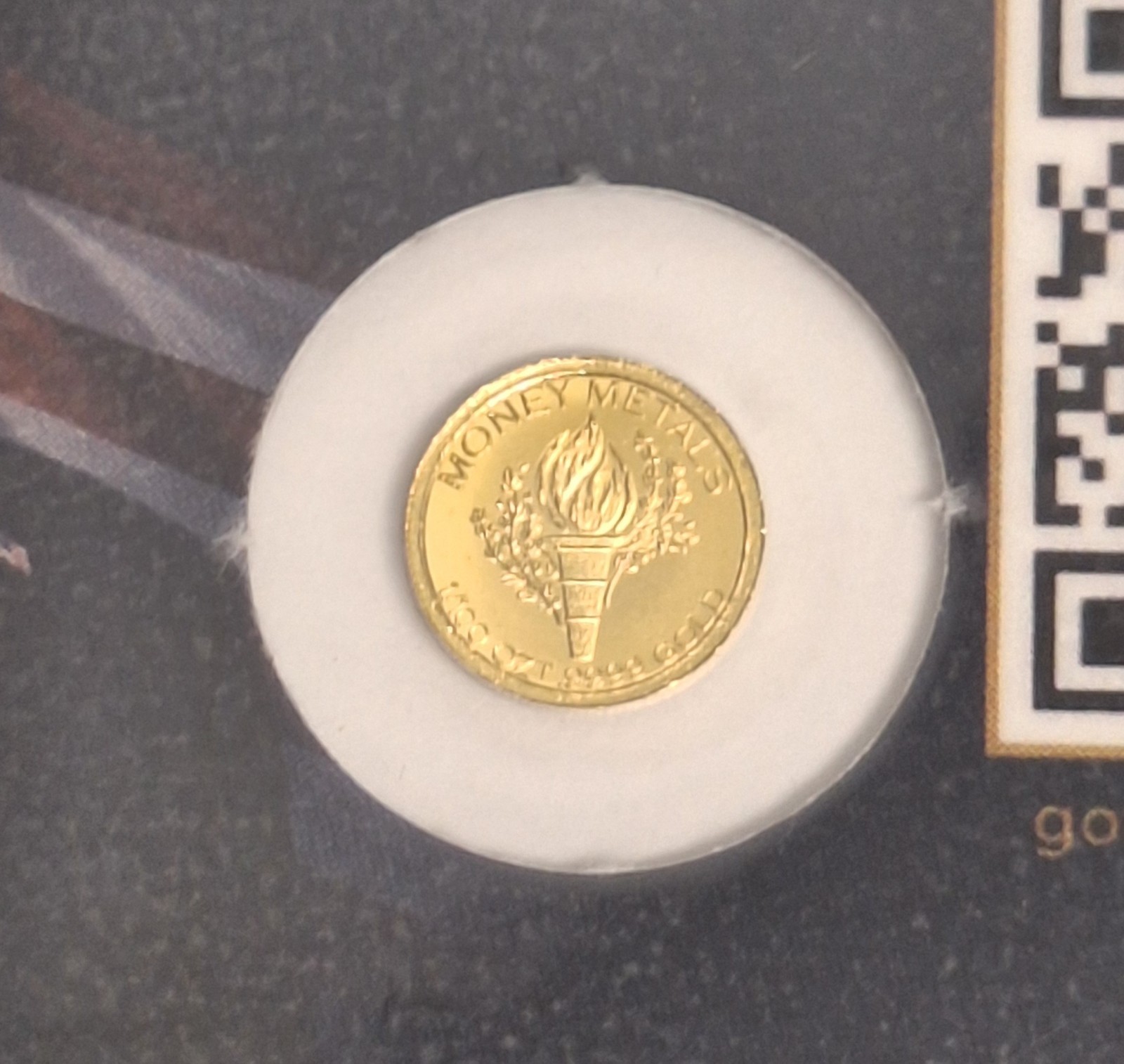 Donald Trump Laminated Tribute Card w/ 1/100 oz .9999 Pure Gold Mercury Round
